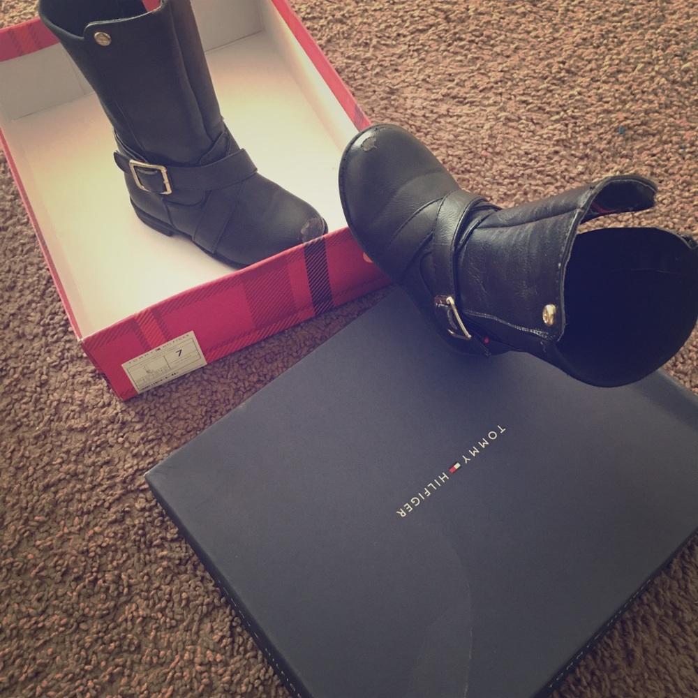 Tommy Hilfiger - Picture 1 of 2